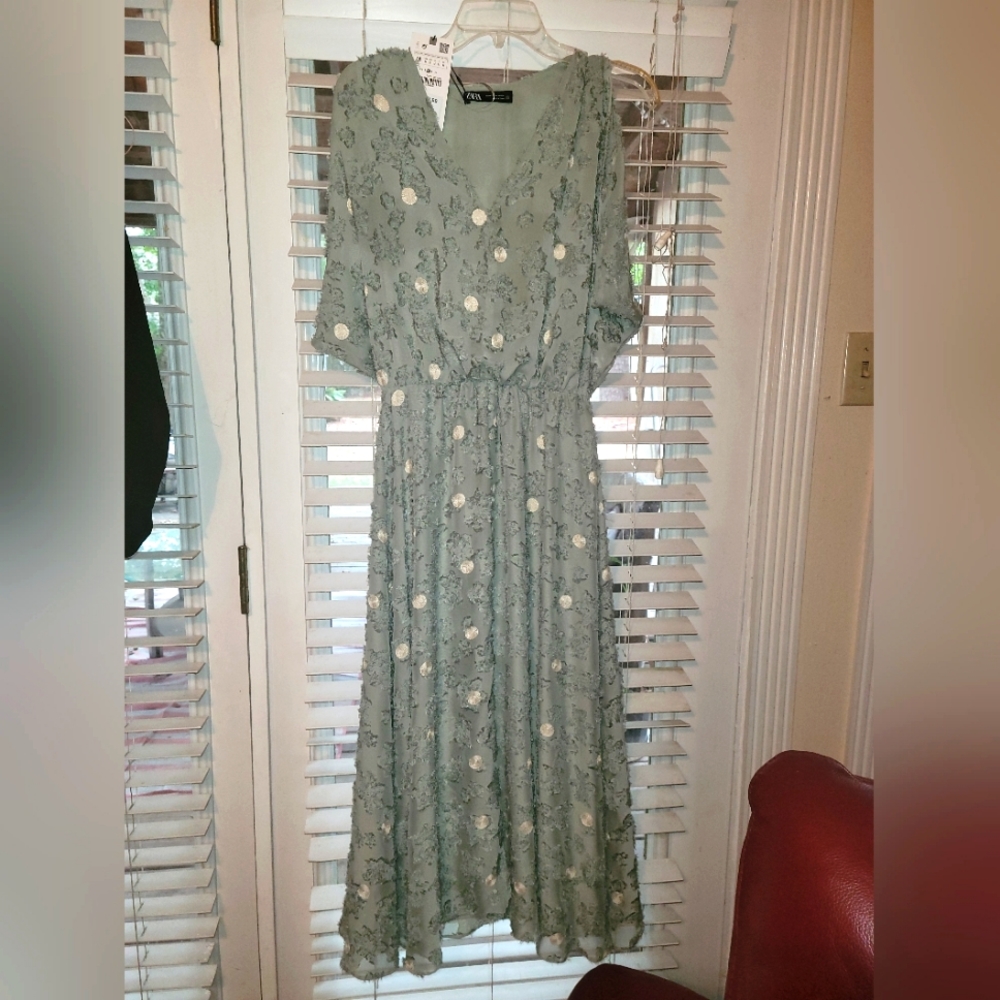 Elegant Zara Flowy Midi Dress